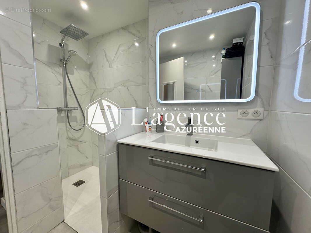 Appartement à SAINT-LAURENT-DU-VAR
