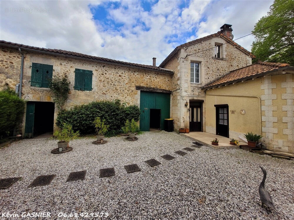 Maison à MONTBRON