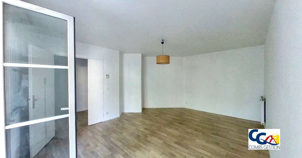 Appartement à COMBS-LA-VILLE