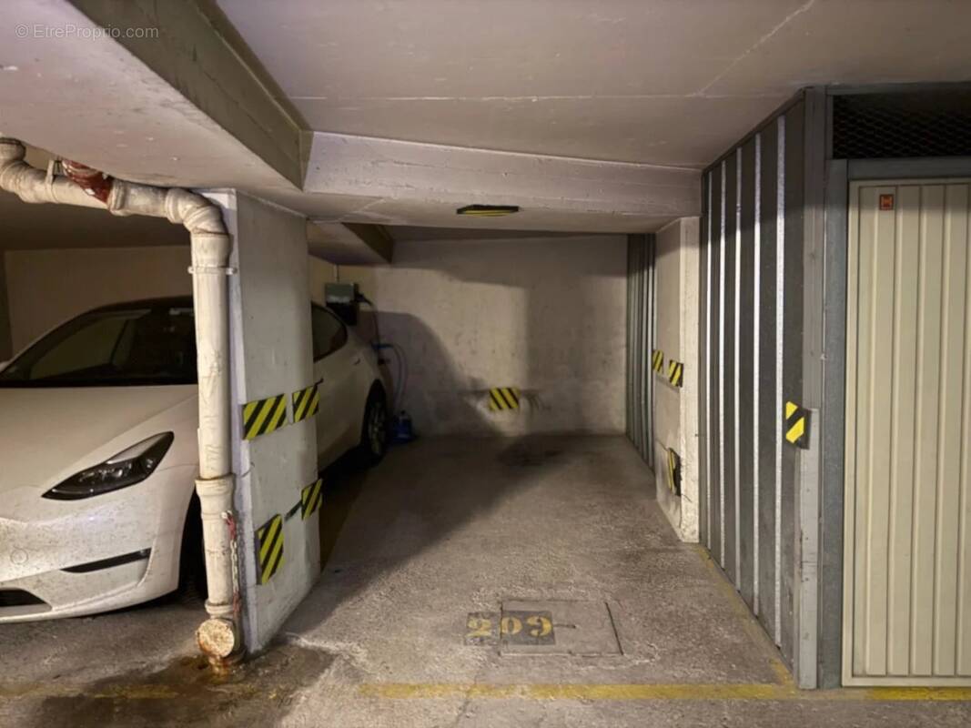 Parking à PARIS-16E