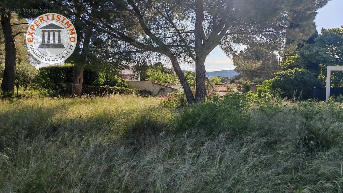 Terrain à ROGNAC