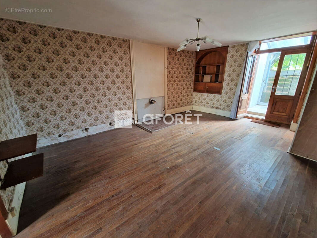 Maison à COMBEAUFONTAINE