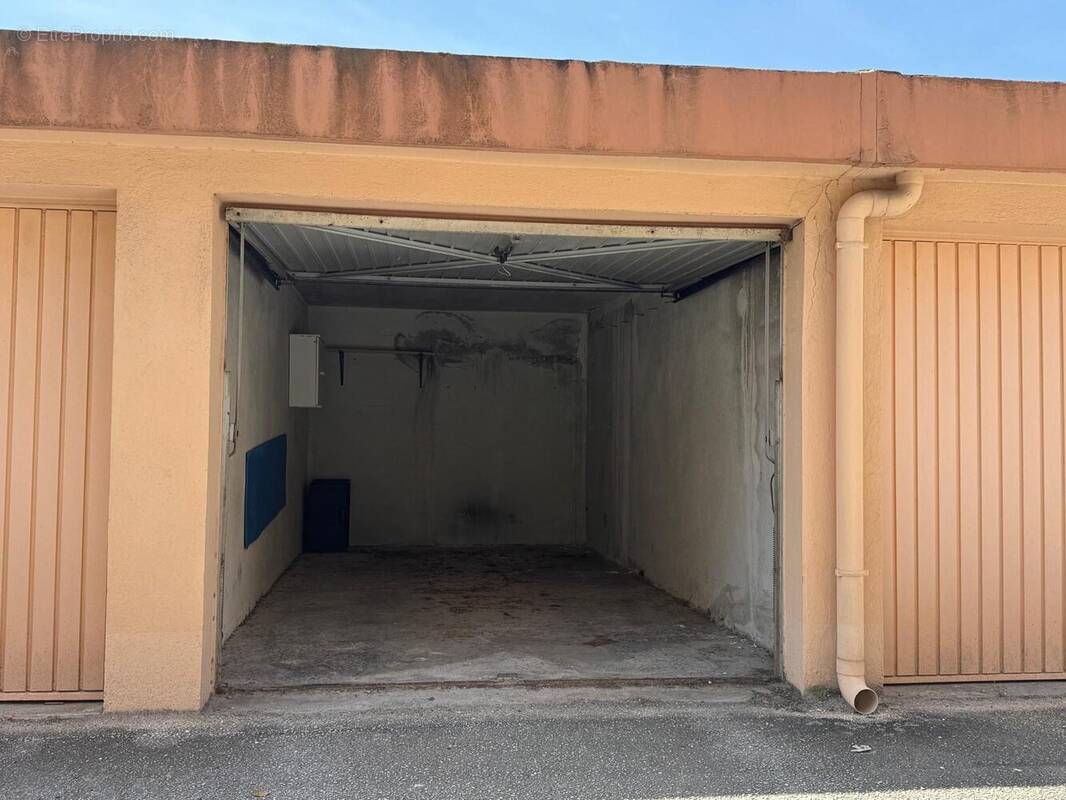 Parking à SANARY-SUR-MER