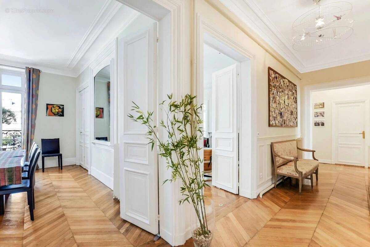 Appartement à PARIS-16E