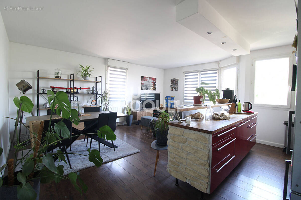 Appartement à COMBS-LA-VILLE