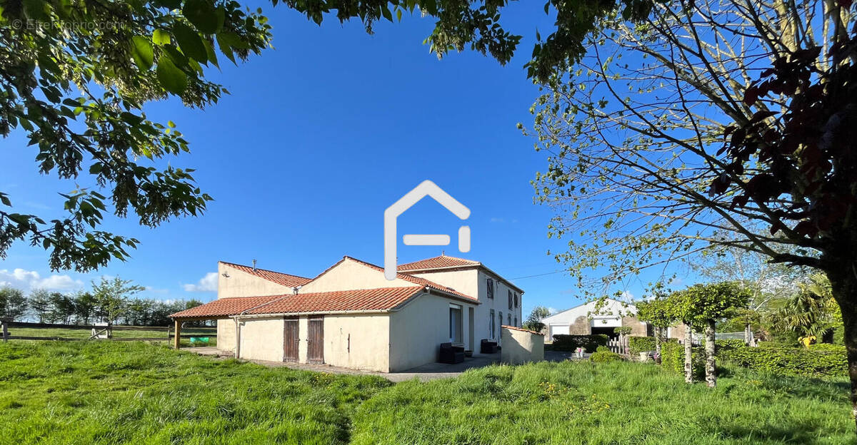 Maison à NIEUL-LE-DOLENT