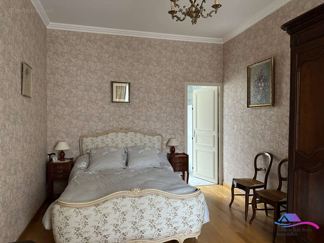 RDC: Chambre 1 avec salle d&#039;eau et WC  - Maison à CHATEAUMEILLANT