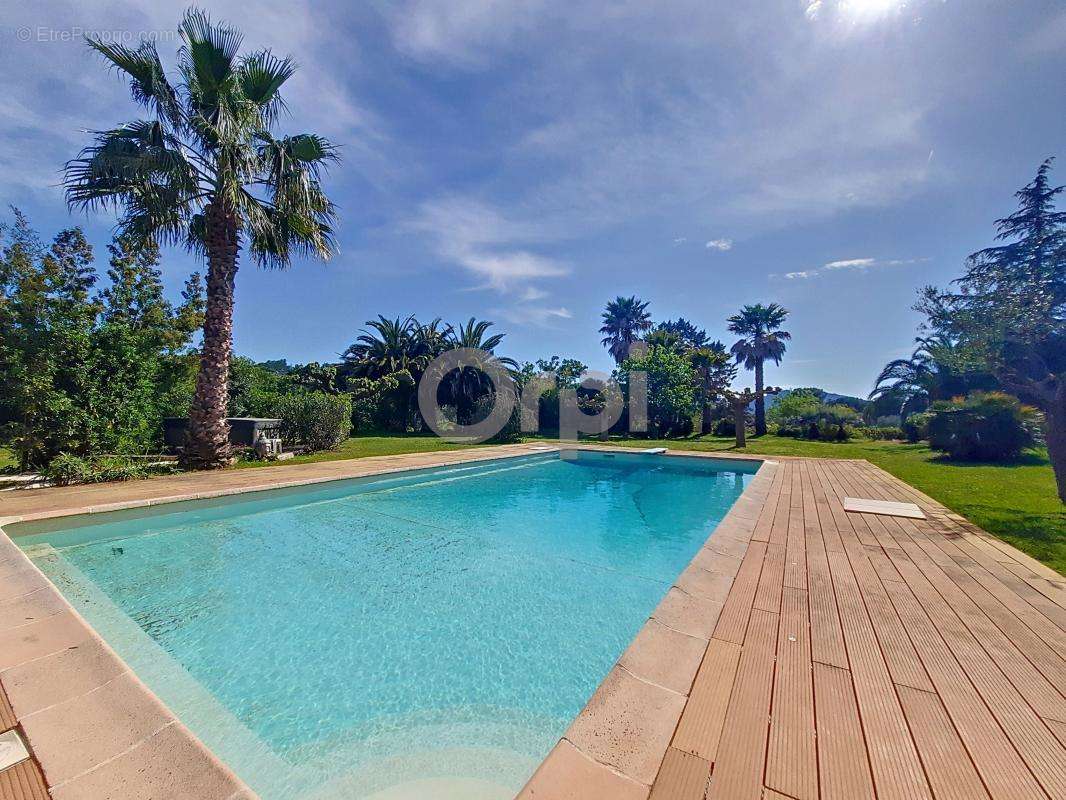 Maison à ROQUEBRUNE-SUR-ARGENS