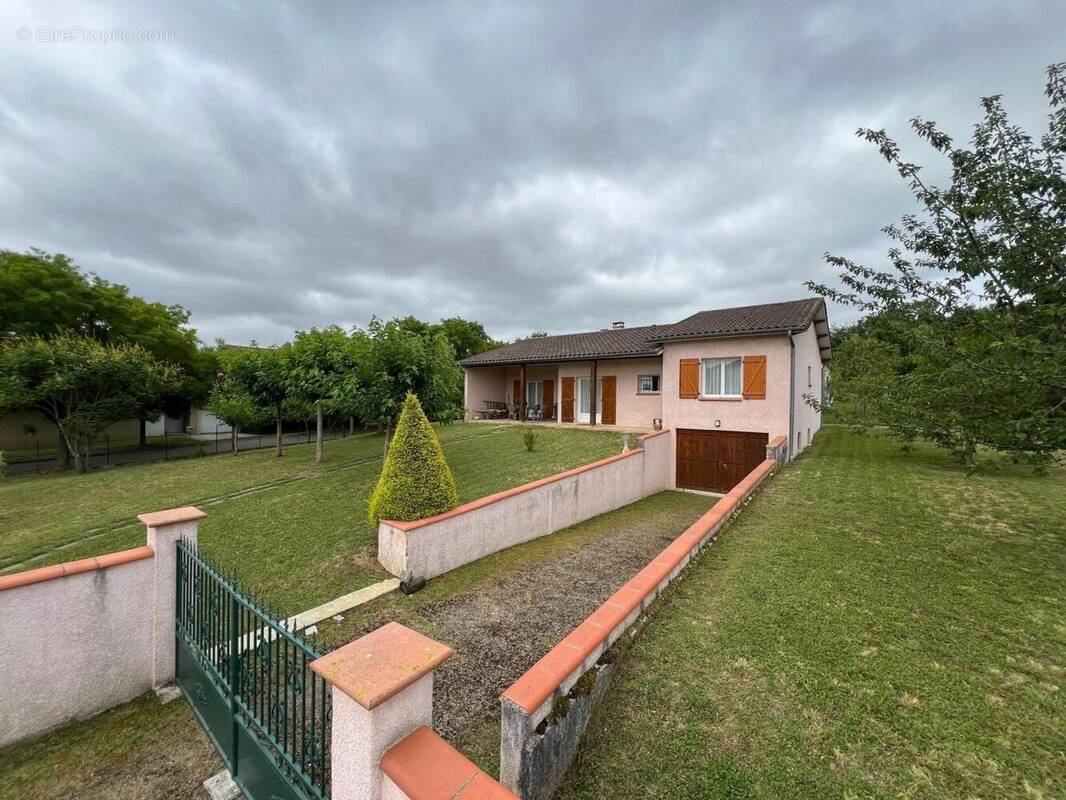 Photo 1 - Maison à VIC-FEZENSAC