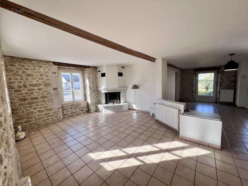 Maison à LA CHAPELLE-ONZERAIN