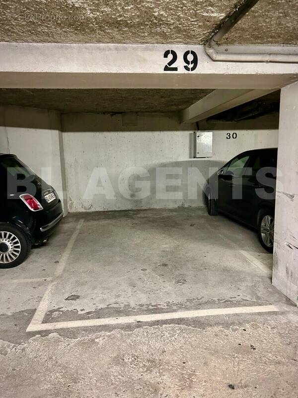 IMG_6829 - Parking à PARIS-20E