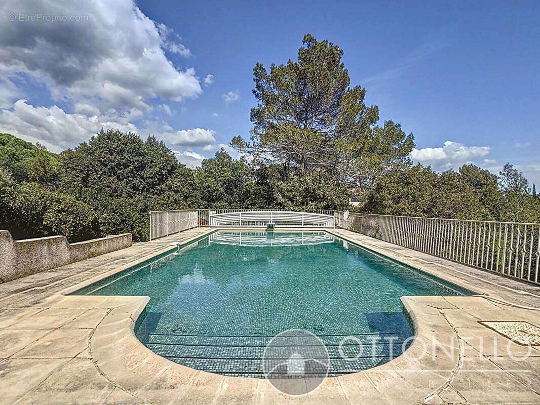 Maison à ROQUEBRUNE-SUR-ARGENS