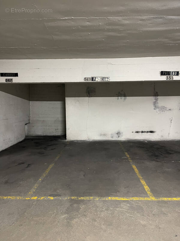 Parking à PARIS-9E
