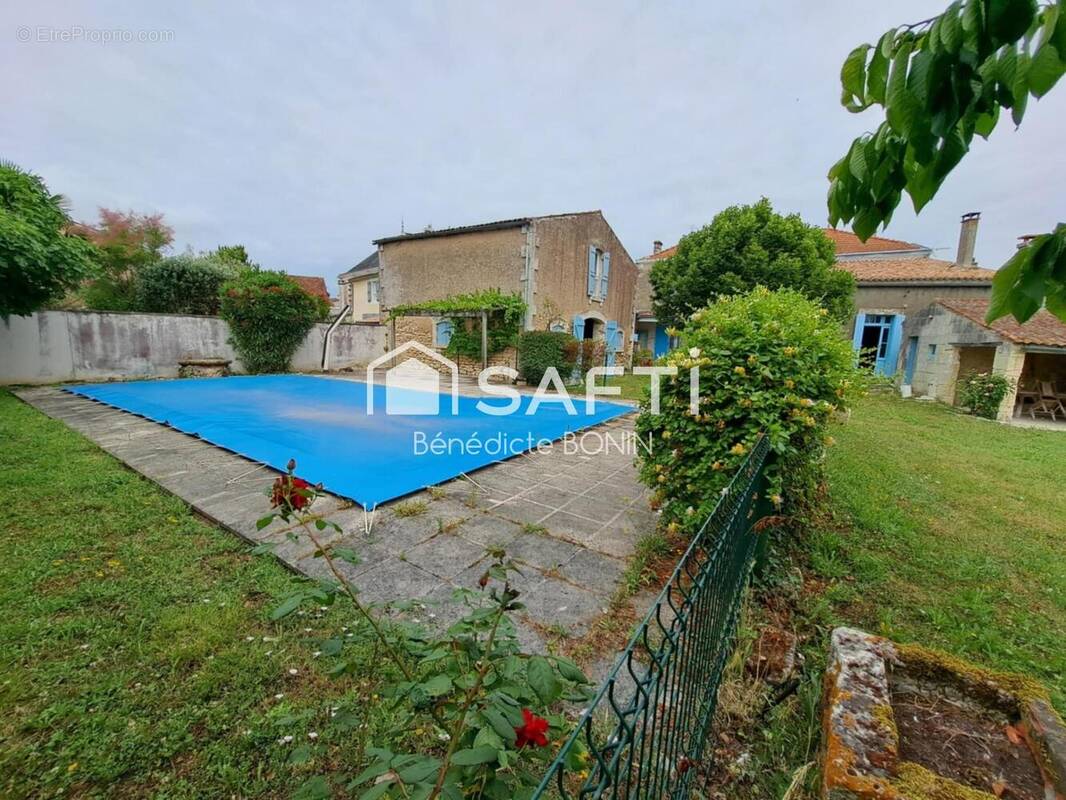 Photo 1 - Maison à CHAILLEVETTE