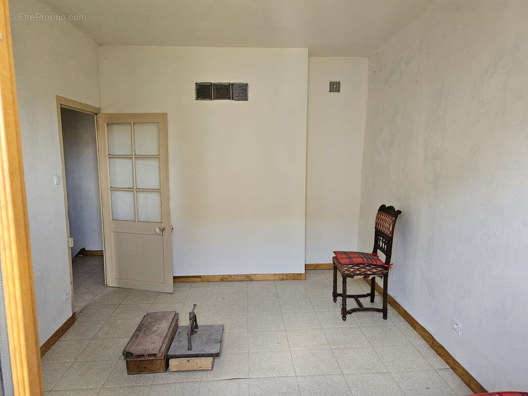 Appartement à LA ROQUE-D&#039;ANTHERON