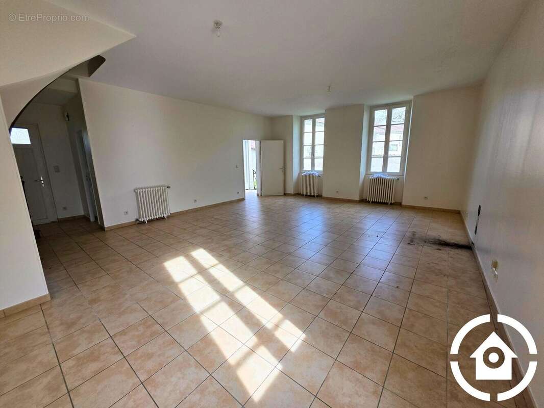 Maison à GENSAC-LA-PALLUE