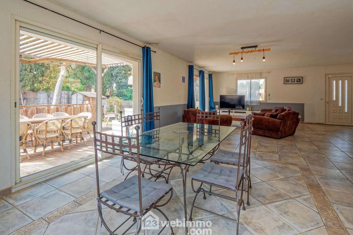 Sans plus attendre, un petit tour par l&#039;extérieur... - Maison à VILLENEUVE-LES-BEZIERS