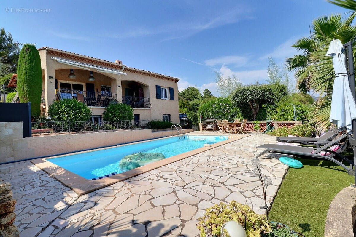 Maison à ROQUEBRUNE-SUR-ARGENS