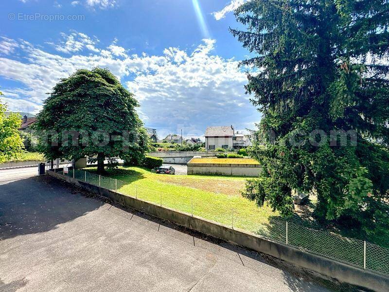 Appartement_T4_Ambilly_belle_superficie_prox_frontière_Suisse_tram_Ceva_direction_Genève_Secteur_calme_Verdoyant_Frontaliers_Cuisine_séparée_équipée_salon_chambre_salle_de_bains_terrasse_vue_ - Appartement à AMBILLY