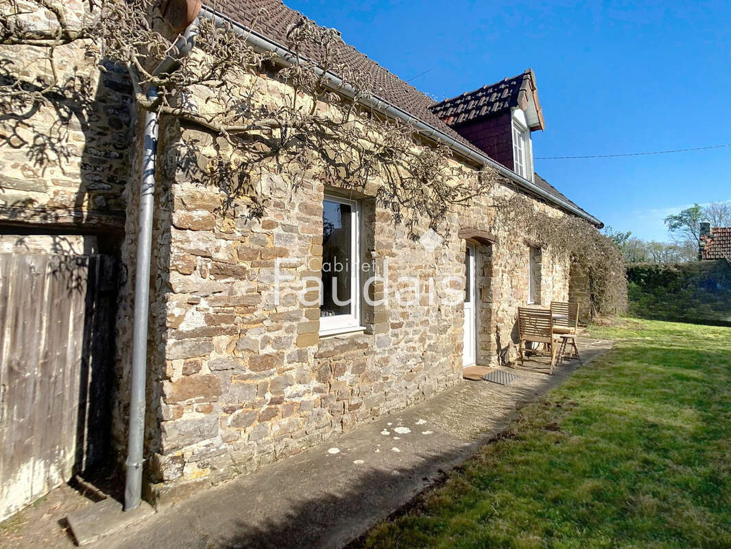 Maison à SAINT-NICOLAS-DE-PIERREPONT