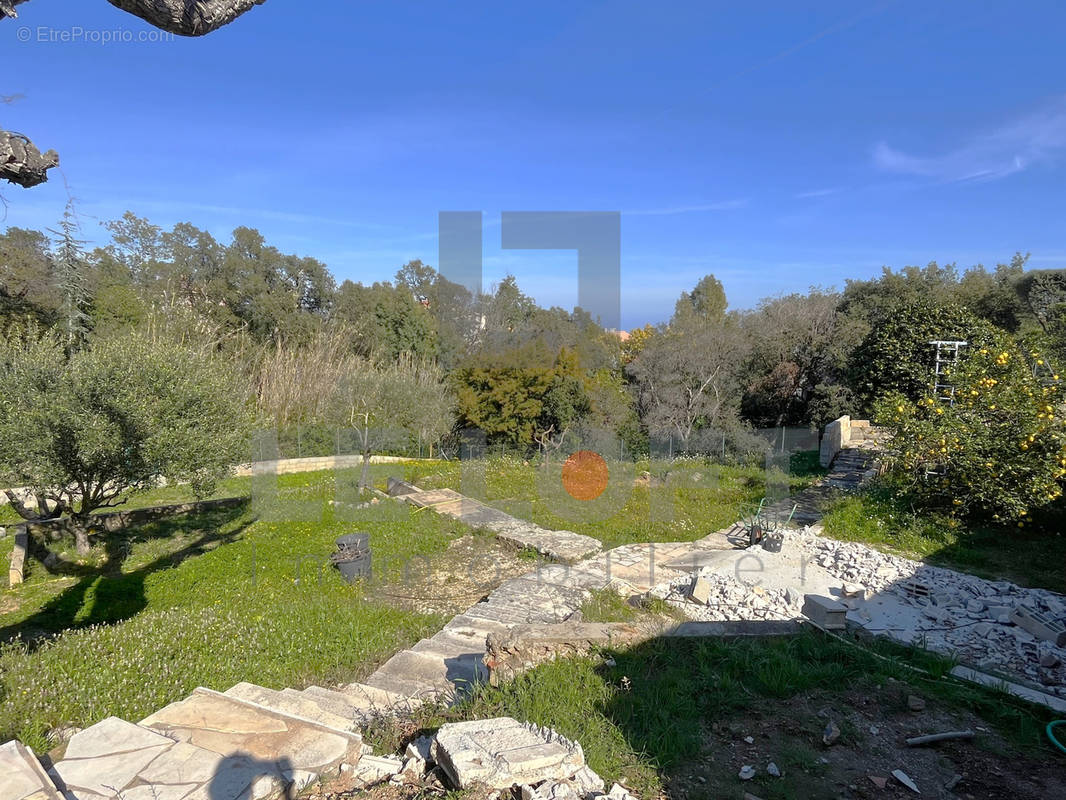 Terrain à FREJUS