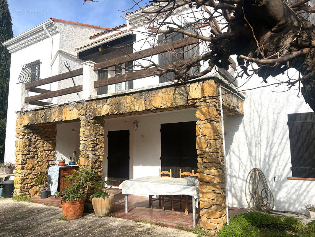 Maison à SAINT-MITRE-LES-REMPARTS