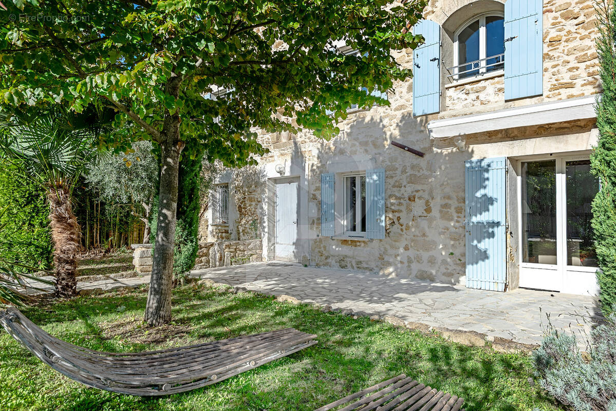 Maison à ENTRAIGUES-SUR-LA-SORGUE
