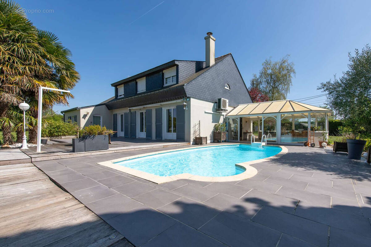 Maison à CORNE