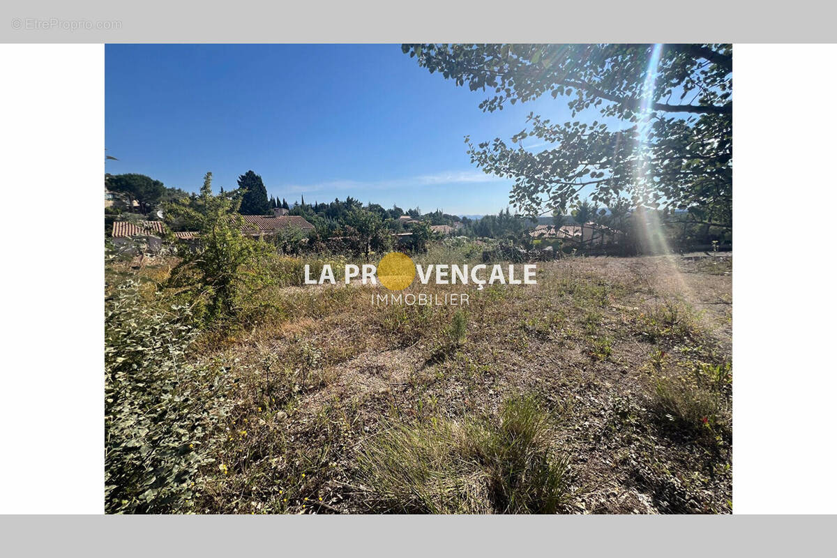 Terrain à GREASQUE