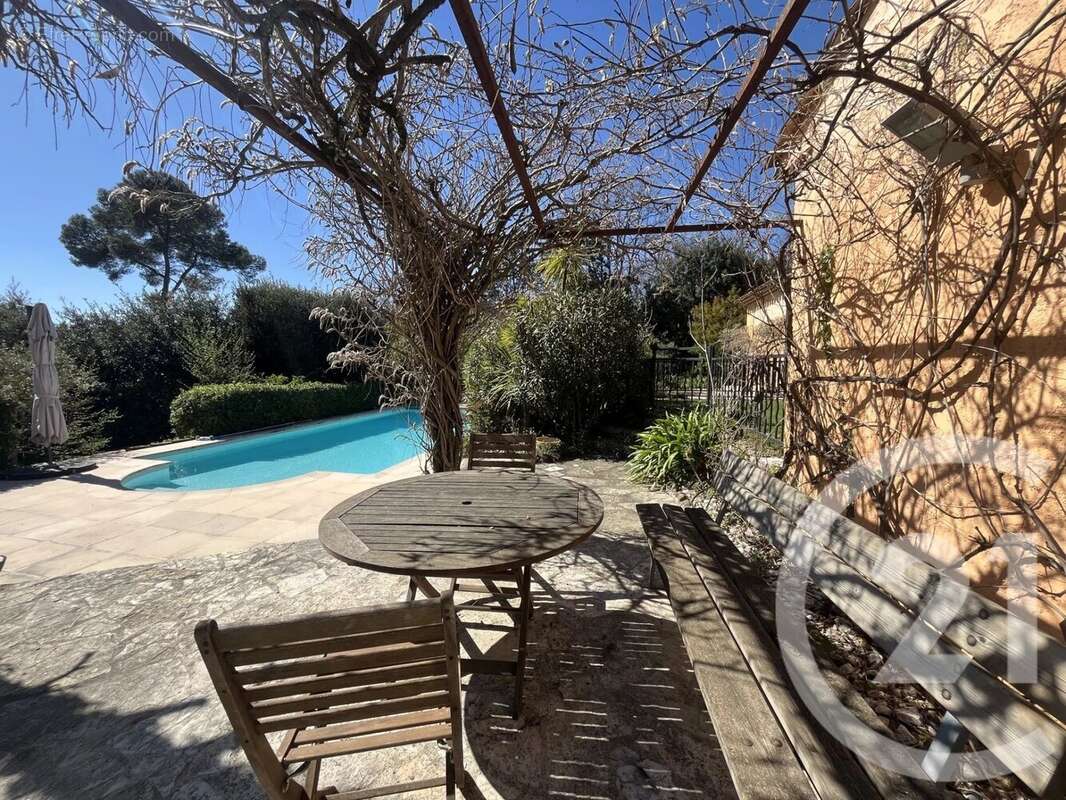 Maison à ROQUEFORT-LES-PINS