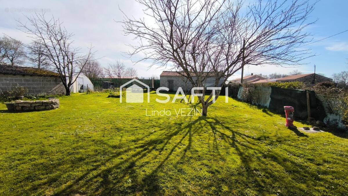 Photo 1 - Maison à LA CHAIZE-LE-VICOMTE