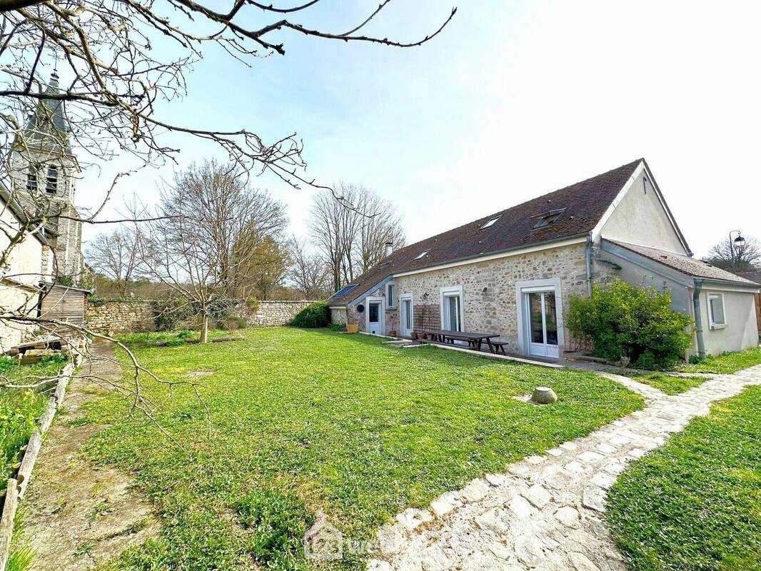 Le jardin entièrement clos et sans vis-à-vis de 655 m² vous permettra de profiter pleinement des extérieurs. - Maison à BARBIZON