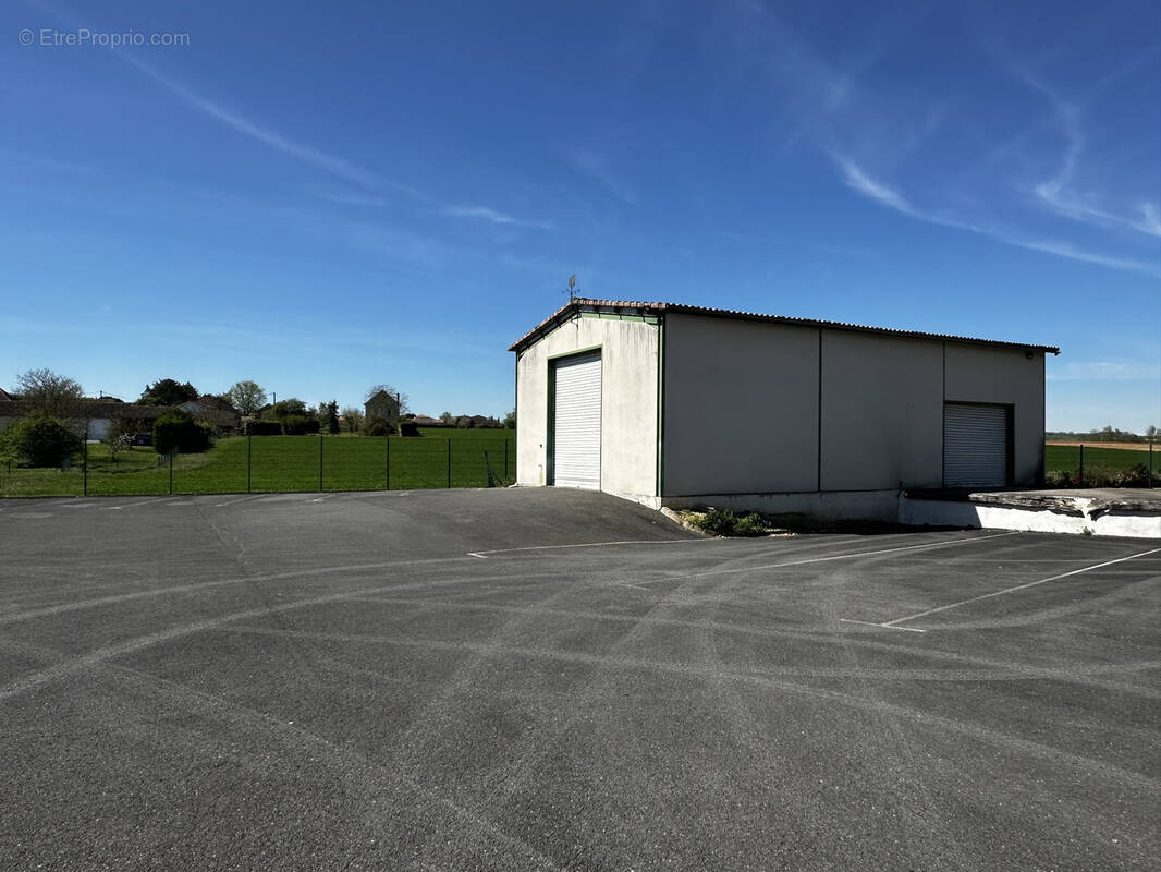 Parking à JAUNAY-CLAN