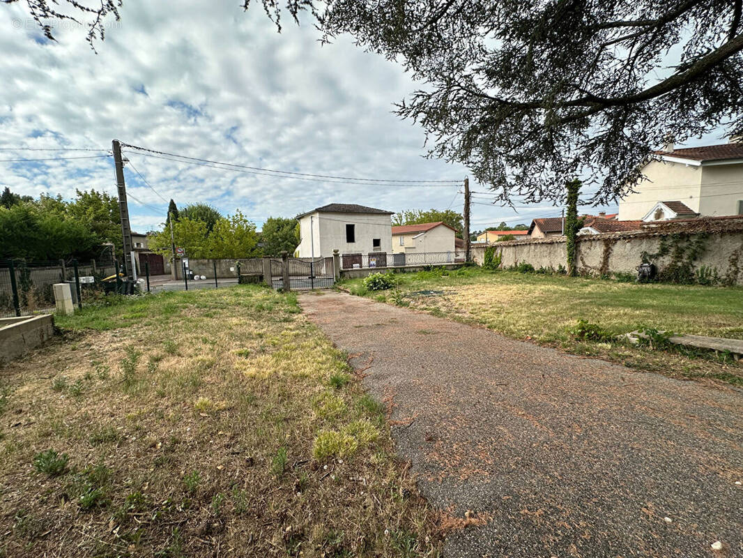 Terrain à SAINT-GENIS-LAVAL