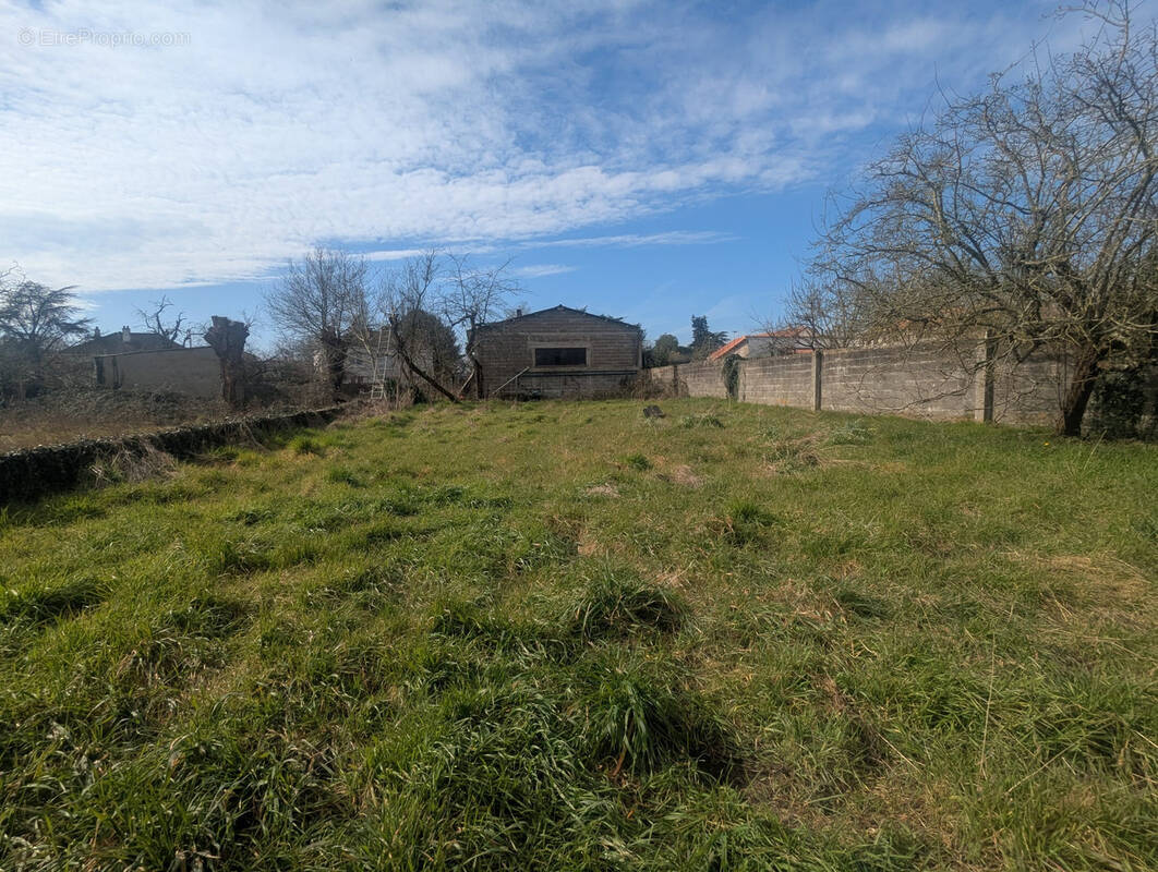 Autre à CUGAND