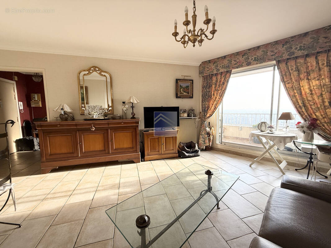 Appartement à COURBEVOIE