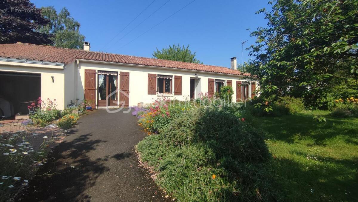 Maison à SAINTE-GEMME-LA-PLAINE