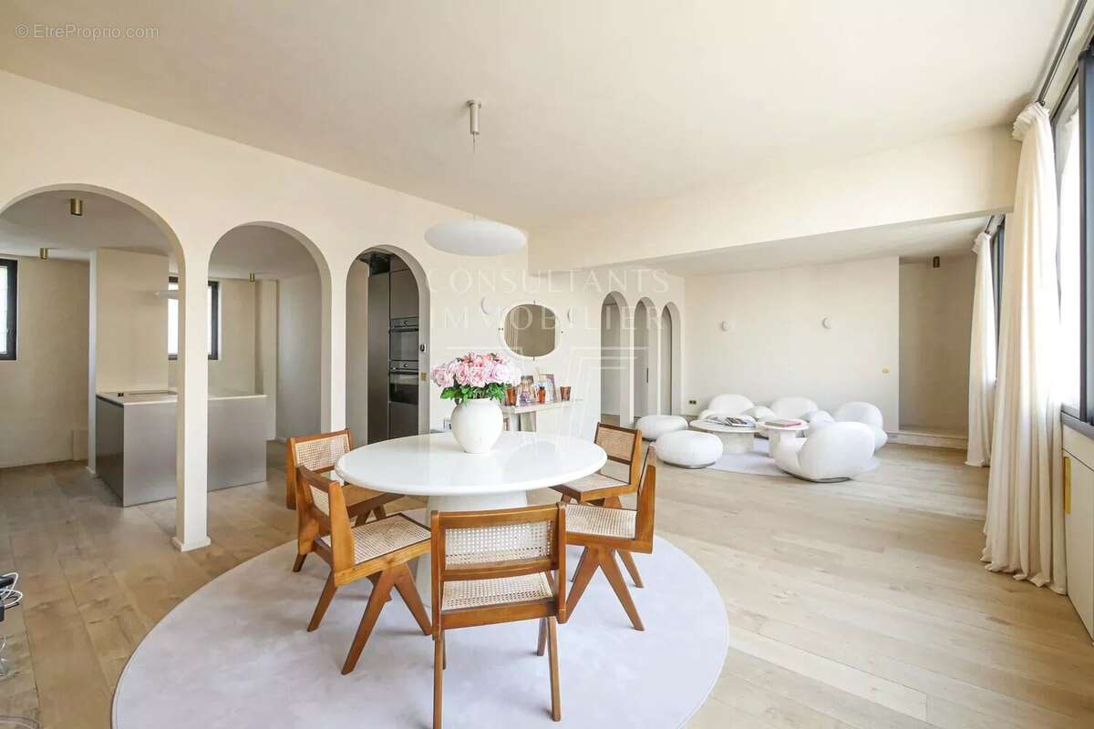 Appartement à PARIS-8E