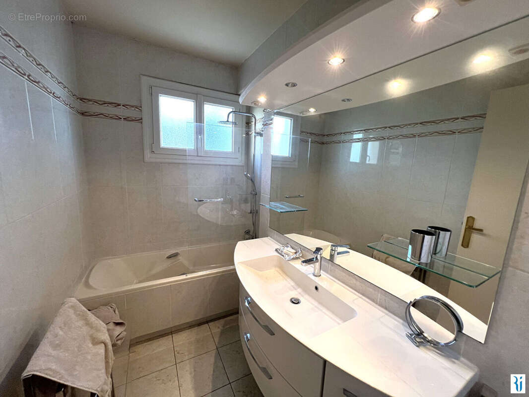 Appartement à LE MESNIL-ESNARD