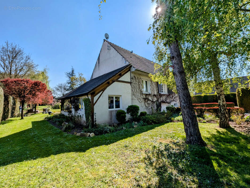 Maison à LA QUEUE-LES-YVELINES
