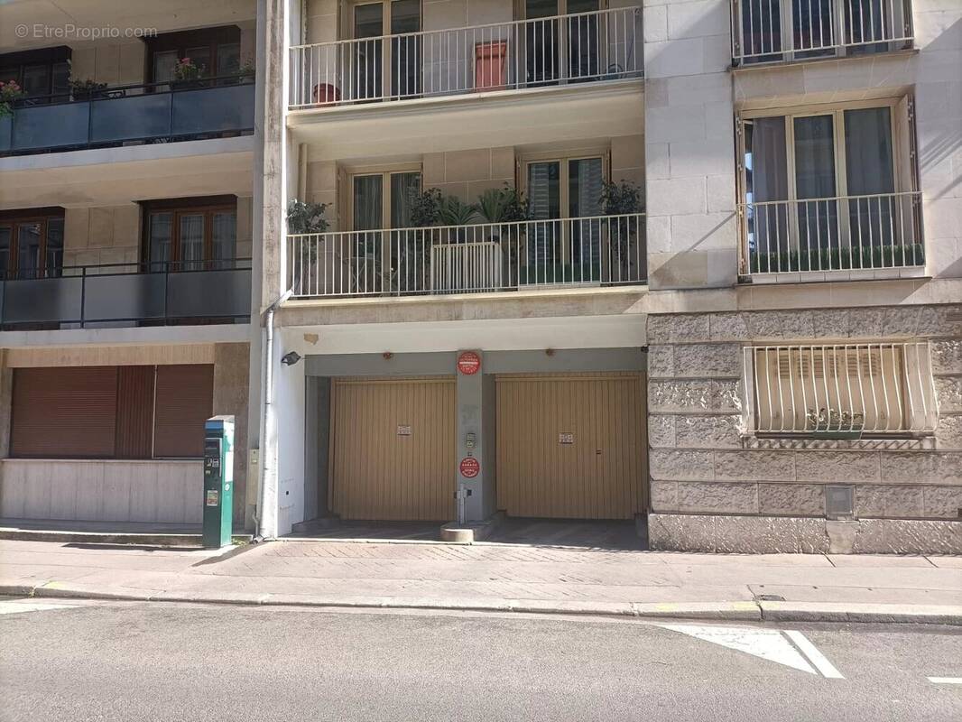 Parking à PARIS-16E