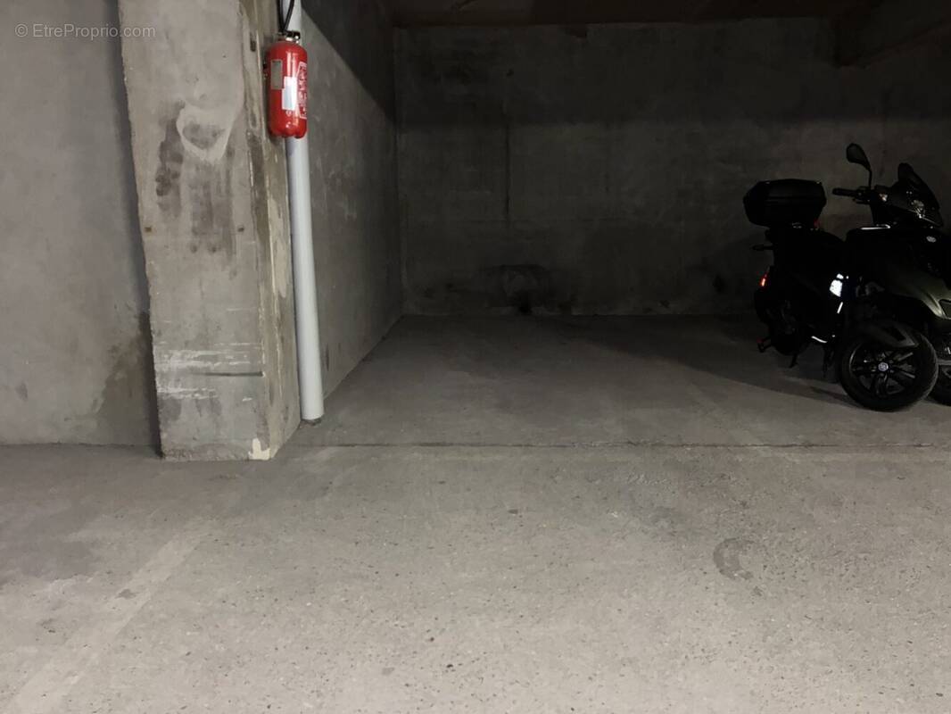 Parking à PARIS-11E