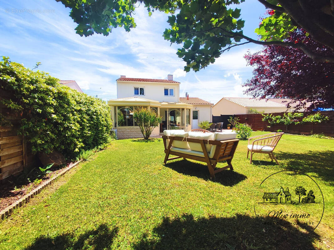 Un grand jardin vert - Maison à BRAINS