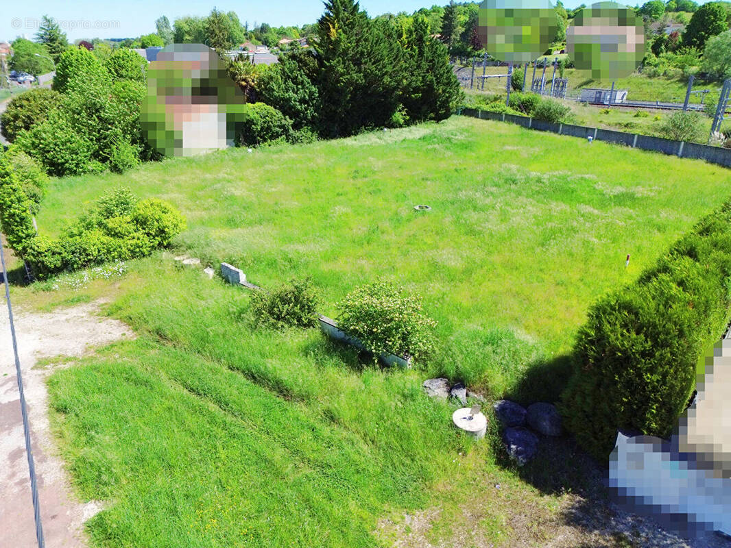 Terrain à LA COURONNE