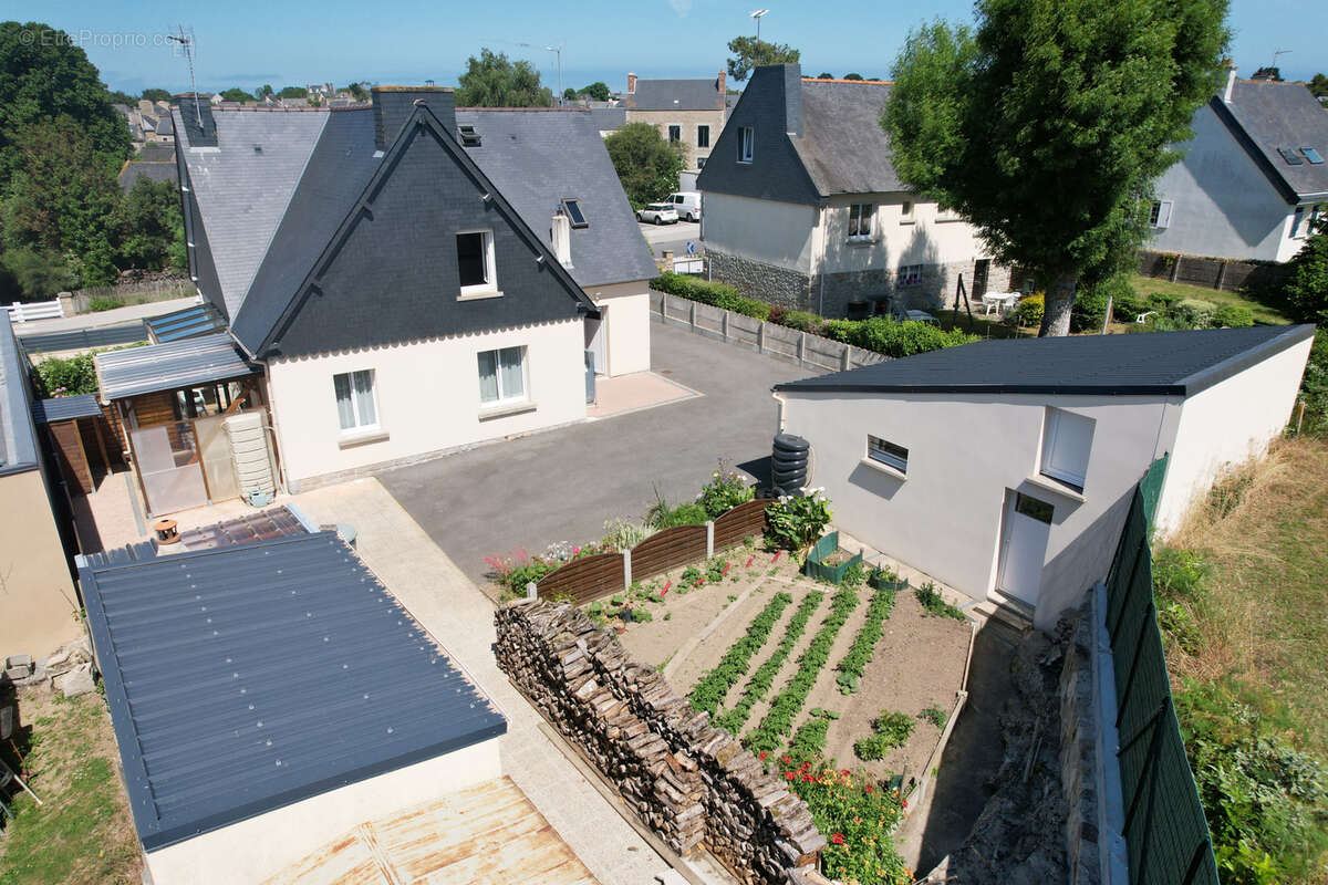 Maison à SAINT-JACUT-DE-LA-MER