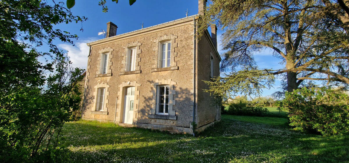 Maison à ANGLES-SUR-L&#039;ANGLIN