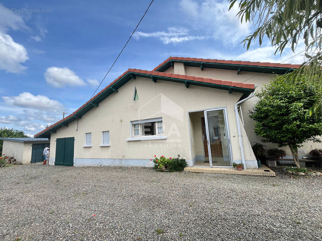 Maison à VILLECOMTAL-SUR-ARROS