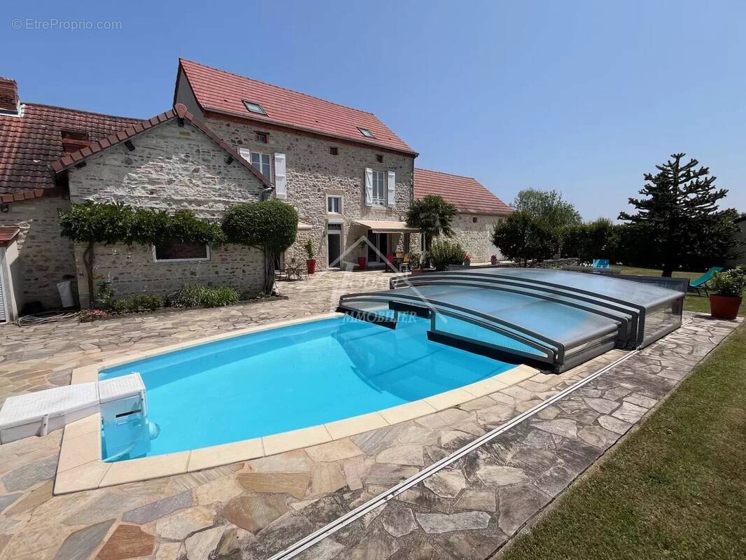 Maison à CREUZIER-LE-VIEUX