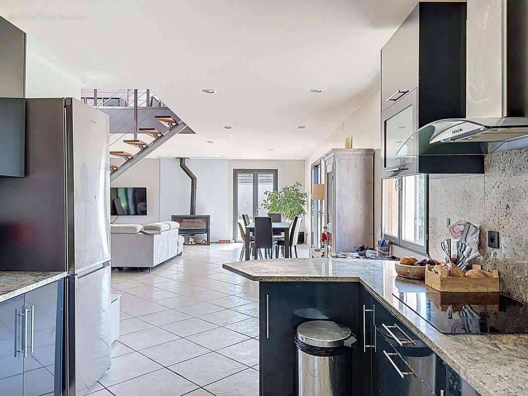 Vue de la cuisine. - Maison à CHEVREUSE