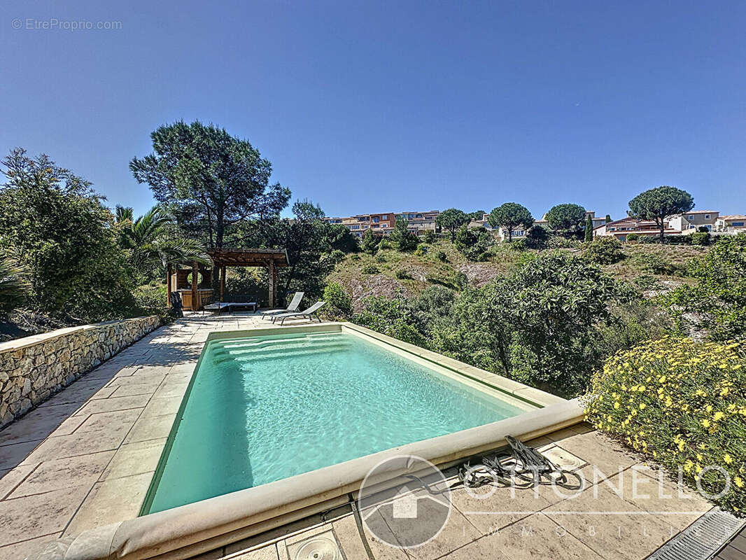 Maison à ROQUEBRUNE-SUR-ARGENS